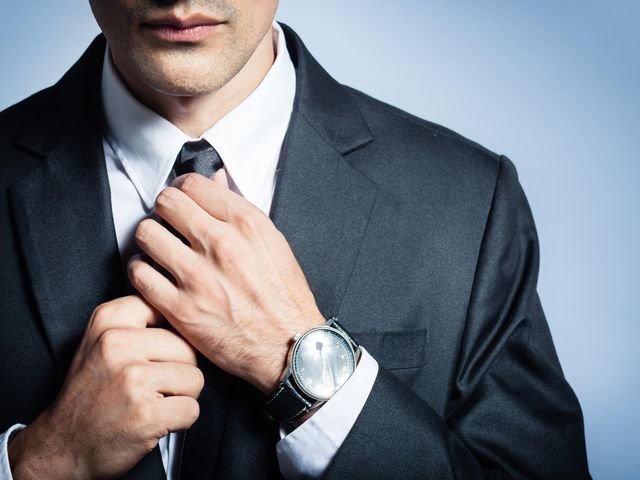 на какой руке мужчины носят часы