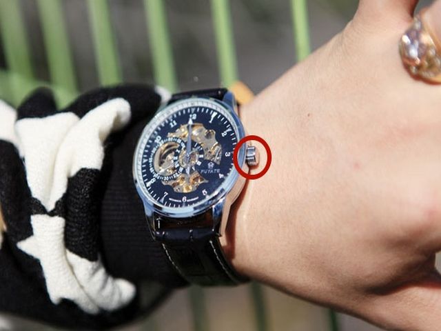 Правила этикета для мужчин: на какой руке носить часы